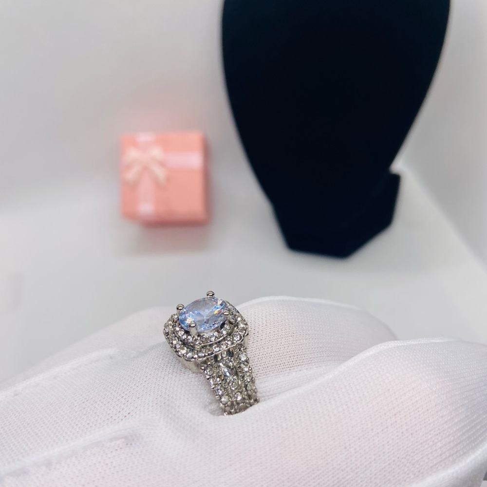 *New Luxury Silver Square Diamond Cubic Zircon Ring - Picture 5 of 14